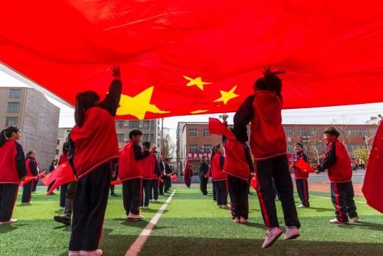 服装表演系学生学校楼顶走秀，校园走秀有何意义？为何这么多学生开始走秀？
